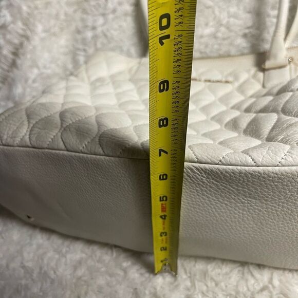 Vera Bradley White Quilted large shoulder bag with gold tone hardwares. - Picture 10 of 12